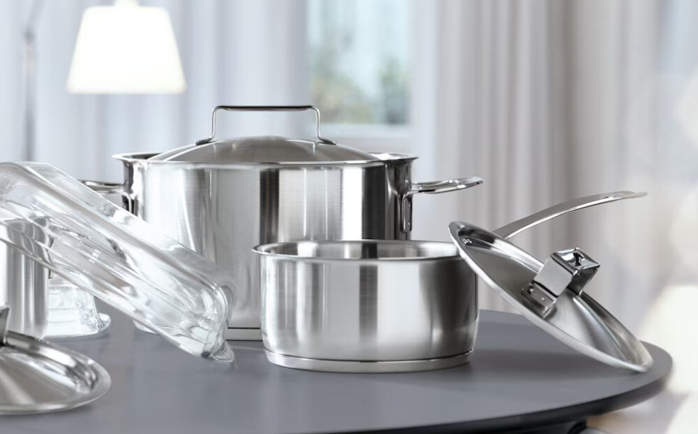 ZMYWARKA MIELE G 5811 SCi Active Plus CS Zdjęcie przedstawia zestaw garnków ze stali nierdzewnej ustawionych na blacie, w tym duży garnek z pokrywką oraz mniejszy rondel z uchylonym wiekiem. Połyskująca powierzchnia stali i miękkie, rozproszone światło tworzą elegancką atmosferę kuchenną Intensywny 75°C garnki patelnie silne zabrudzenia dokładne czyszczenies