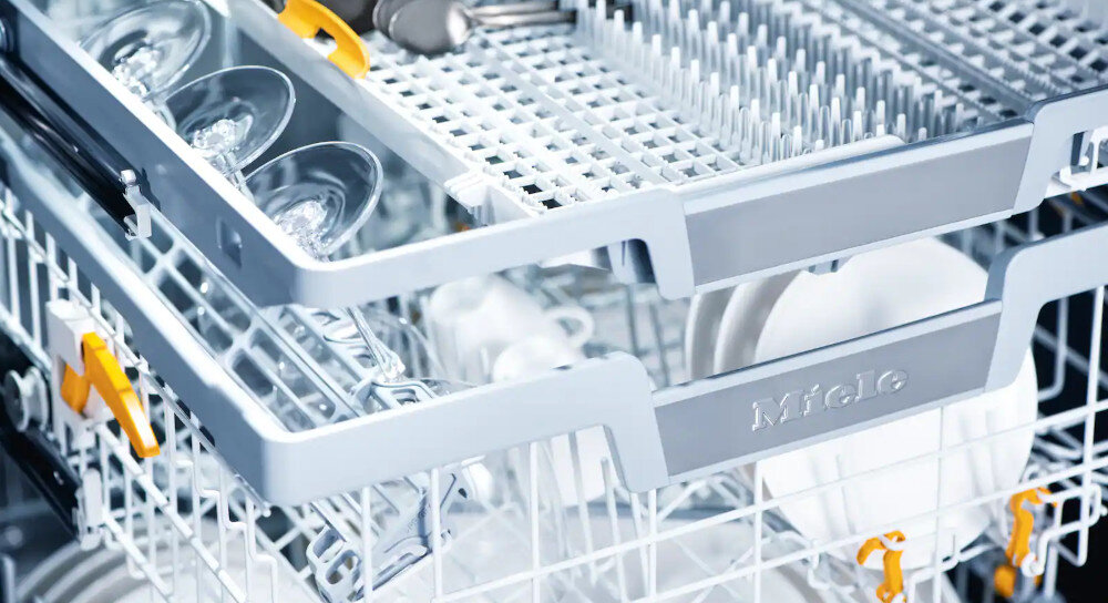 ZMYWARKA MIELE G 5811 SCi Active Plus CS Zdjęcie przedstawia wnętrze zmywarki z wysuniętymi koszami, w których umieszczono kieliszki, kubki oraz sztućce w dedykowanych przegródkach. Jasne oświetlenie podkreśla ergonomiczny układ koszy oraz dbałość o bezpieczne rozmieszczenie delikatnego szkła FlexAssist mobilne elementy regulacja koszy intuicyjna obsługa