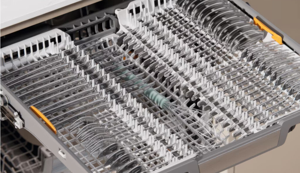 ZMYWARKA MIELE G 5851 SCVi Active Plus Zdjęcie przedstawia wysuniętą górną szufladę zmywarki zaprojektowaną do układania sztućców i drobnych akcesoriów kuchennych, rozmieszczonych w uporządkowany sposób w indywidualnych przegródkach. Konstrukcja szuflady z licznymi żłobieniami i elastycznymi elementami zapewnia stabilne podparcie oraz chroni cienkie sztućce przed uszkodzeniem podczas mycia Szuflada 3D MultiFlex elastyczne rozwiązanie składane elementy dodatkowe miejsce