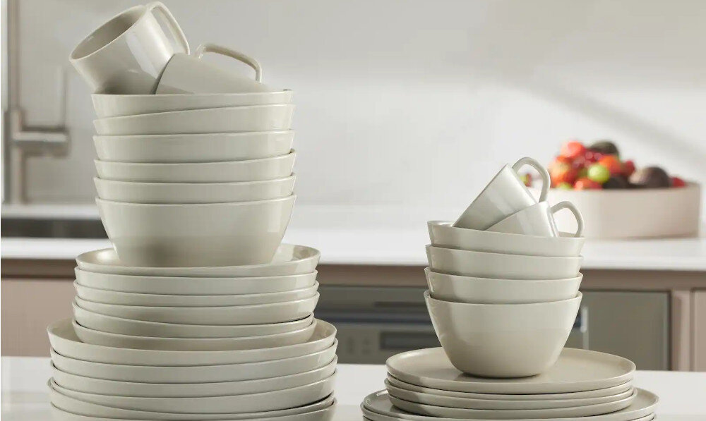 ZMYWARKA MIELE G 7040 SCi AutoDos CS Zdjęcie przedstawia zestaw starannie ułożonych misek, talerzy i kubków w jednolitej, jasnej kolorystyce, ustawionych na blacie kuchennym. Kompozycja podkreśla porządek oraz estetyczne dopasowanie zastawy, tworząc wrażenie harmonii i gotowości do użycia połowa załadunku automatyczne rozpoznanie wsadu optymalne zużycie wody oszczędność energii