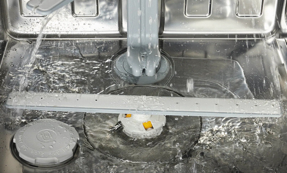 ZMYWARKA MIELE G7085 SCVI XXL Zdjęcie przedstawia wnętrze pracującej zmywarki, w której woda intensywnie spływa po ramionach spryskujących i filtrach dolnego modułu. Ujęcie podkreśla efektywny obieg wody oraz dokładne płukanie naczyń dzięki precyzyjnym dyszom i systemowi filtracji technologia EcoPower oszczędność wody 8,4 l program ECO wydajny filtr izolacja