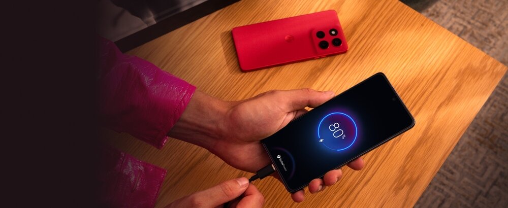 Smartfon MOTOROLA Moto G86 ładowanie smartfona  bateria o pojemności 5200 mAh TurboPower 30 W 