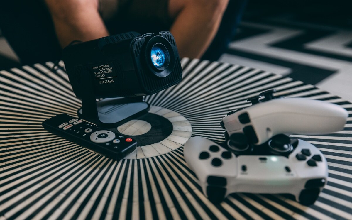 EXTRALINK GG400X - rzutnik i kontroler na stoliku