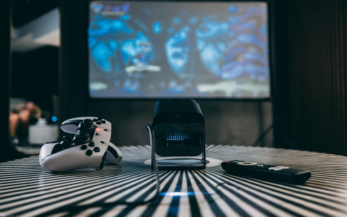 EXTRALINK GG400X rozdzielczości natywnej 1280×720 pikseli (720p) większe rozdzielczości wejściowe Współczynnik kontrastu 2000:1 - rzutnik z pilotem i padami