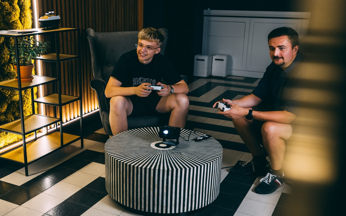 EXTRALINK GG400X pełnoformatowym dekodowaniem wideo HEVC, VP9, AVS2 i AVC 4K w 30 klatkach na sekundę audio (MP3, WMA, ACC) oraz obrazy (JPG, BMP, PNG) - rzutnik na stoliku