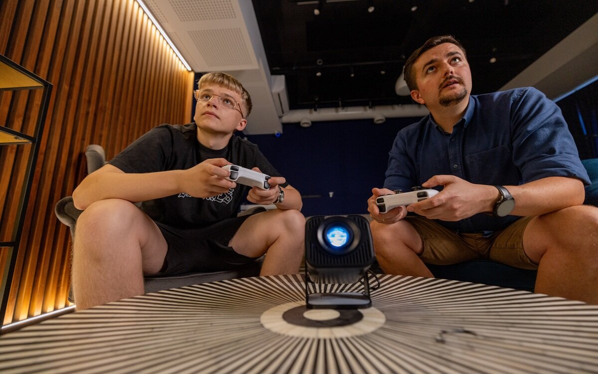 EXTRALINK GG400X 50 000 godzin Automatyczna korekcja trapezowa z przodu, z tyłu, na suficie oraz w odwróceniu tylno-sufitowym - projektor na stoliku z widokiem na lampe