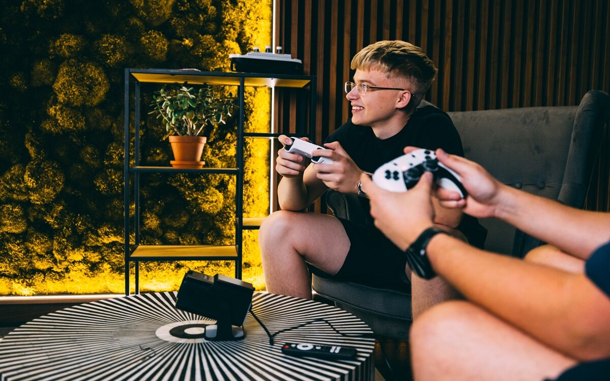 EXTRALINK GG400X 1 GB pamięci RAM 8 GB pamięci wbudowanej Android 11 - kontrolery w rękach mężczyzn