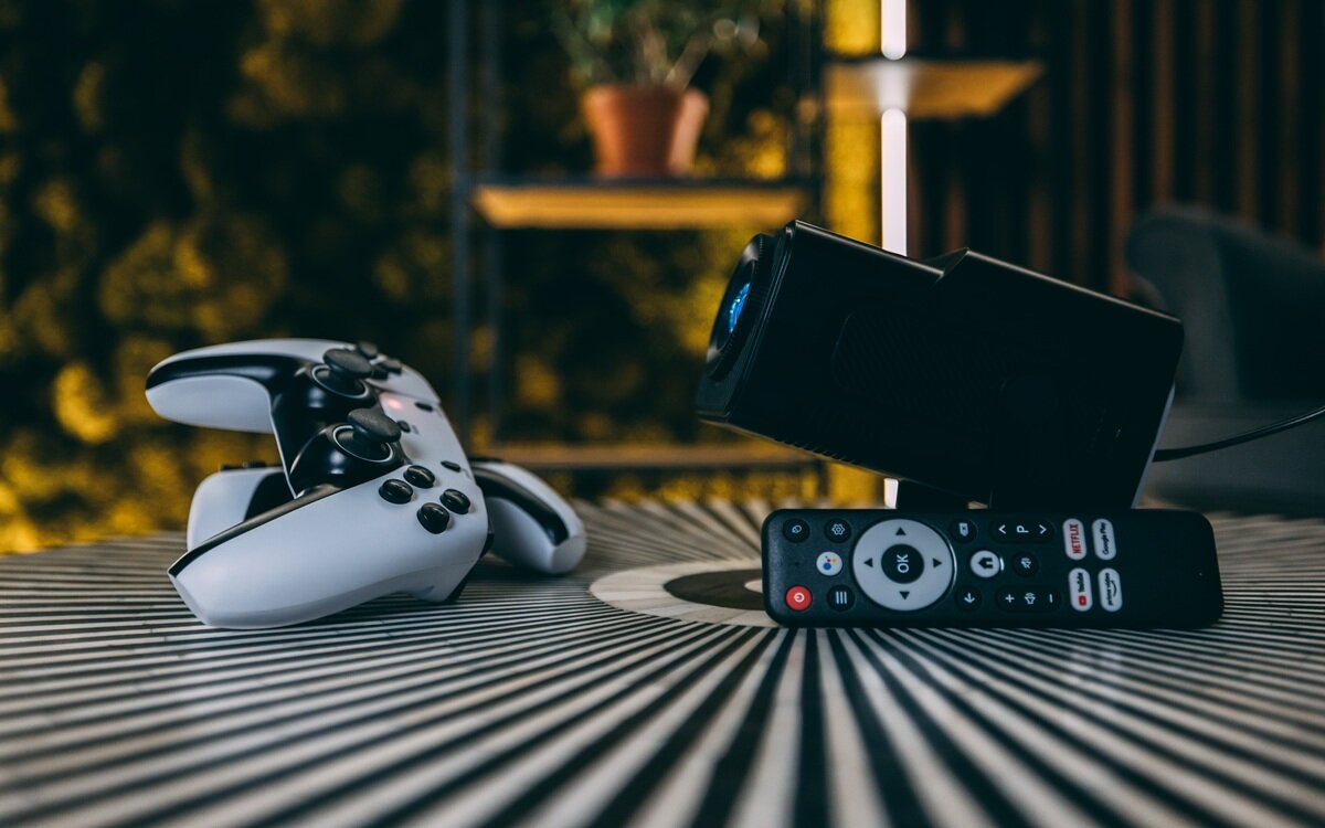 EXTRALINK GG400X port USB-A port HDMI gniazdo gniazdo Jack 3,5 mm - projektor z kontrolerami i pilotem na stoliku