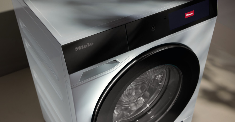 PRALKA MIELE WQ 1000 WPS zdjęcie lifestyle bok pralki panel drzwiczki Oświetlenie wnętrza bębna AmbientLight jasne widoczne Podświetlana klamka