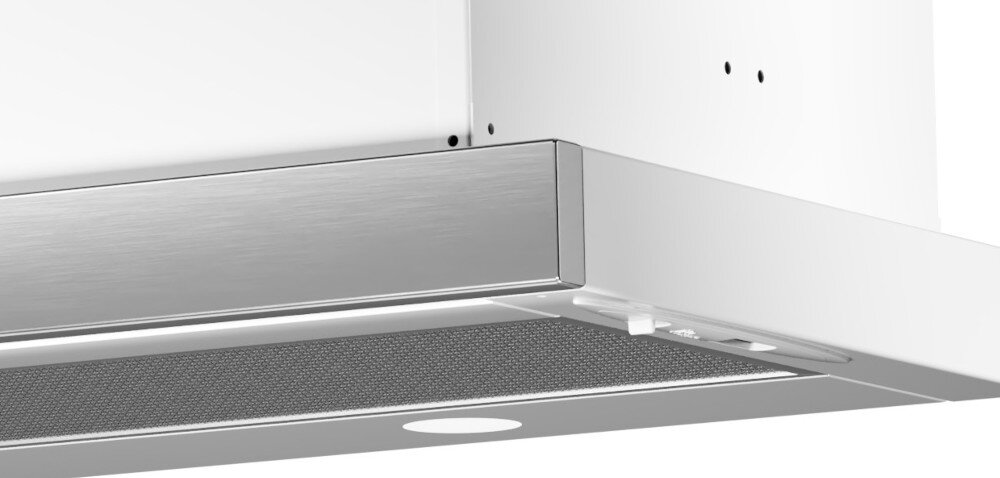 OKAP AKPO WK-7 Light Eco 60 Widzimy fragment czarnego okapu z widocznym wąskim wlotem powietrza oraz czterema przyciskami sterowania. Dolna płyta zasłaniająca mechanizm delikatnie odstaje, tworząc dyskretną linię podziału turbina wysoka wydajność sterowanie panel