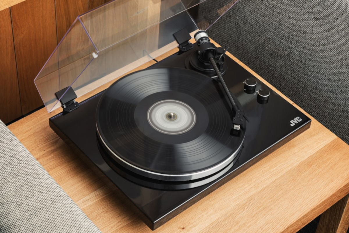 Gramofon JVC AL-E534B autentyczne brzmienie winylu ciepły analogowy dźwięk elegancka obudowa, gramofon stojący na stoliku w pomieszczeniu