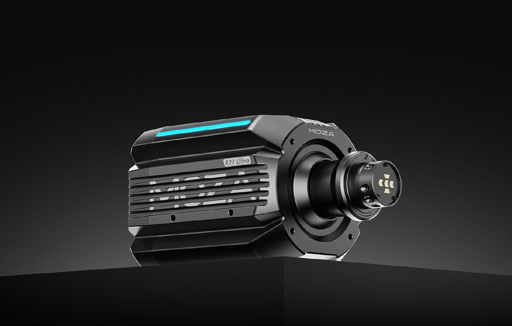 Baza kierownicy MOZA RACING R21 Direct Drive Widok z boku na czarną obudowę bazy MOZA R21 z charakterystycznym błękitnym paskiem LED.