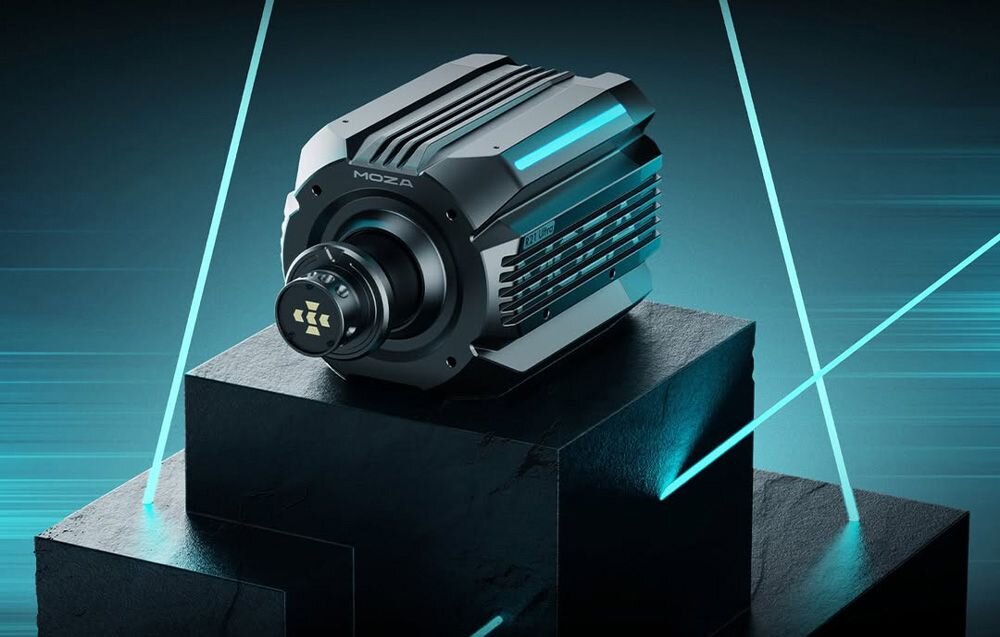 Baza kierownicy MOZA RACING R21 Direct Drive na geometrycznym postumencie w błękitnym, futurystycznym oświetleniu profesjonalna baza kierownicy poziom stałego momentu obrotowego realistyczne wrażenia z jazdy