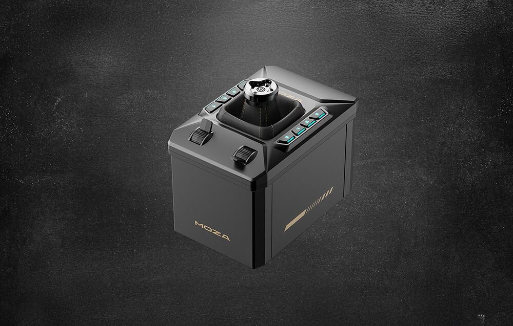 Symulator lotu MOZA RACING AB6 Baza drążka lotniczego Moza AB6 z widocznymi przyciskami funkcyjnymi, pokrętłami i gniazdem montażowym na ciemnym tle odporne na zużycie materiały metalowa konstrukcja podstawy uchwyt z kompozytu włókna węglowego