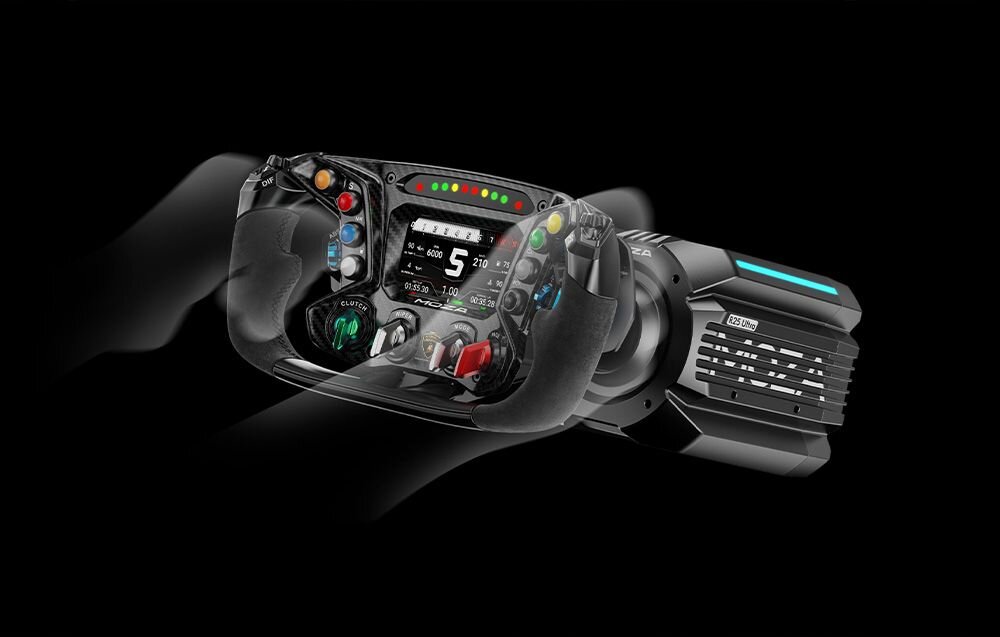 Baza kierownicy MOZA RACING R25 RS091 z zamontowaną sportową kierownicą wyposażoną w wyświetlacz LCD i kolorowe przyciski algorytm optymalizuje sposób przekazywania sił na kierownicę oprogramowanie MOZA Pit House personalizacja gotowe profile