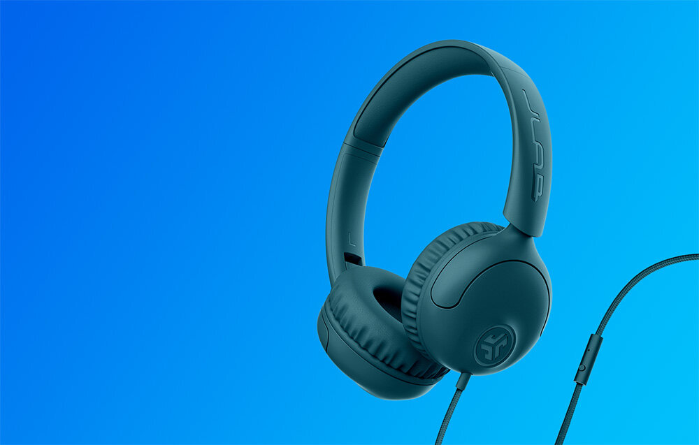 Słuchawki nauszne JLAB Studio 2 wygodne brzmienie przewodowe komfort codzienne użytkowanie, Turkusowe słuchawki nauszne z kablem, widok z boku na niebieskim tle z gradientem