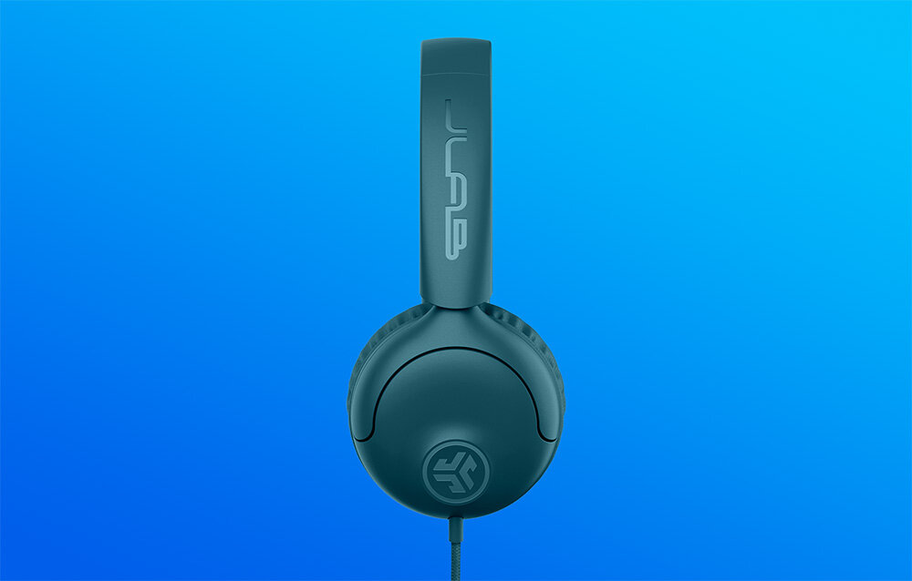 Słuchawki nauszne JLAB Studio 2 40 mm przetworniki dynamiczne szczegółowy dźwięk bas średnie wysokie tony, Widok z boku na muszlę turkusowych słuchawek z widocznym logo marki i pałąkiem