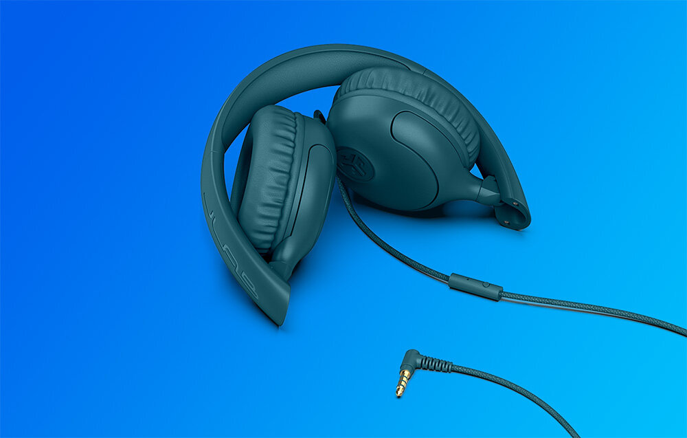 Słuchawki nauszne JLAB Studio 2 pleciony kabel 3,5 mm mini jack kompatybilność urządzenia audio, Złożone turkusowe słuchawki przewodowe z wtyczką jack leżące na niebieskim tle