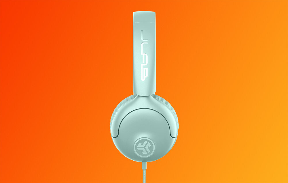 Słuchawki nauszne JLAB Studio 2 40 mm przetworniki dynamiczne szczegółowy dźwięk bas średnie wysokie tony, Widok z boku na błękitne słuchawki nauszne z kablem, wyeksponowane na pomarańczowym tle