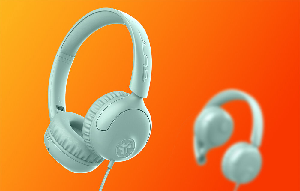 Słuchawki nauszne JLAB Studio 2 plug and play bez ładowania szybkie podłączenie przewodowe użytkowanie, Dwie pary błękitnych słuchawek nausznych, jedna na pierwszym planie, druga rozmyta w tle