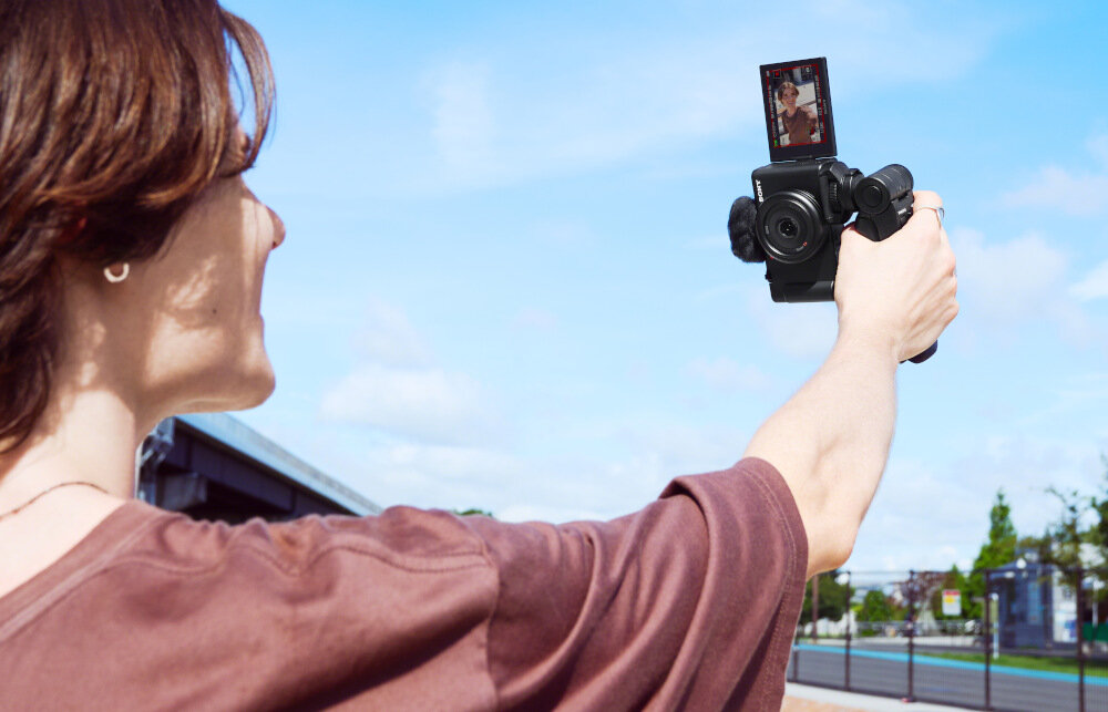 Aparat <span>SONY ZV-1F</span> Czarny rozdzielczość 4K FULL HD VLOGOWANIE SZEROKOKĄTNY OBIEKTYW OBSŁUGA ŁADTOWOŚĆ ZERO ŚLADU PLANETA MIKROFON WIATR ROZMOWY FILMY JAKOŚĆ