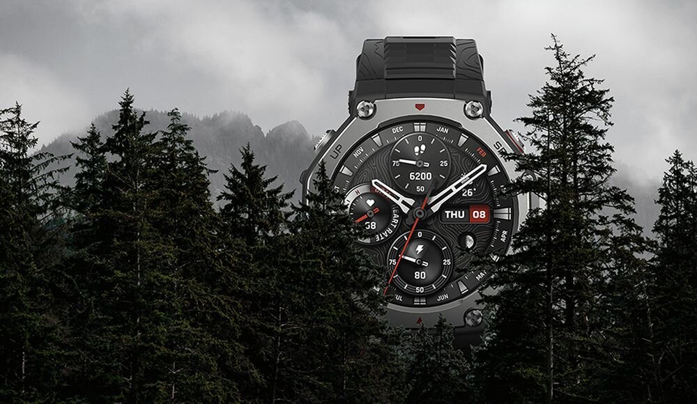 Smartwatch AMAZFIT T-Rex 3 wystaje zza drzew 