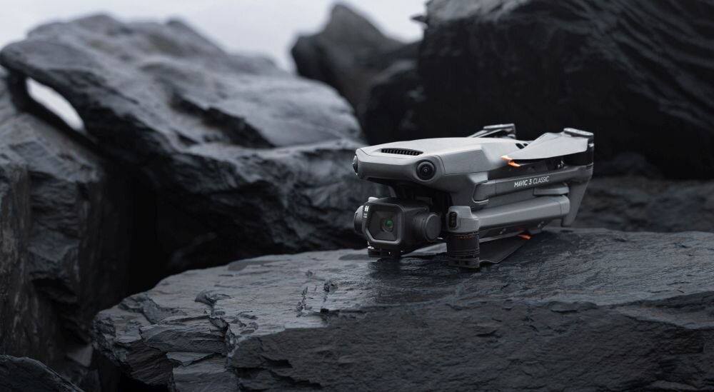 Dron DJI Mavic 3 Classic   bateria lot sterowanie akrobacje czas lotu zasięg funkcje lądowanie kamera rozdzielczość filmy zdjęcia nagrywanie jakość ładowanie aplikacja przesył pilot śmigła stabilizacja fotografia waga wymiary konstrukcja obudowa korpus ramiona silnik