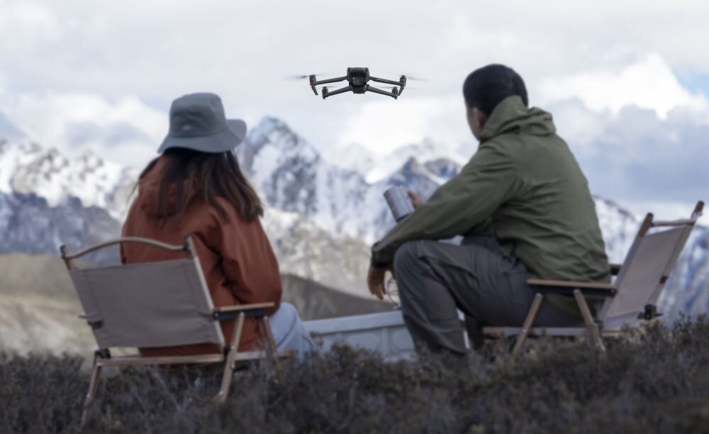 Dron DJI Mavic 3 Classic   bateria lot sterowanie akrobacje czas lotu zasięg funkcje lądowanie kamera rozdzielczość filmy zdjęcia nagrywanie jakość ładowanie aplikacja przesył pilot śmigła stabilizacja fotografia waga wymiary konstrukcja obudowa korpus ramiona silnik