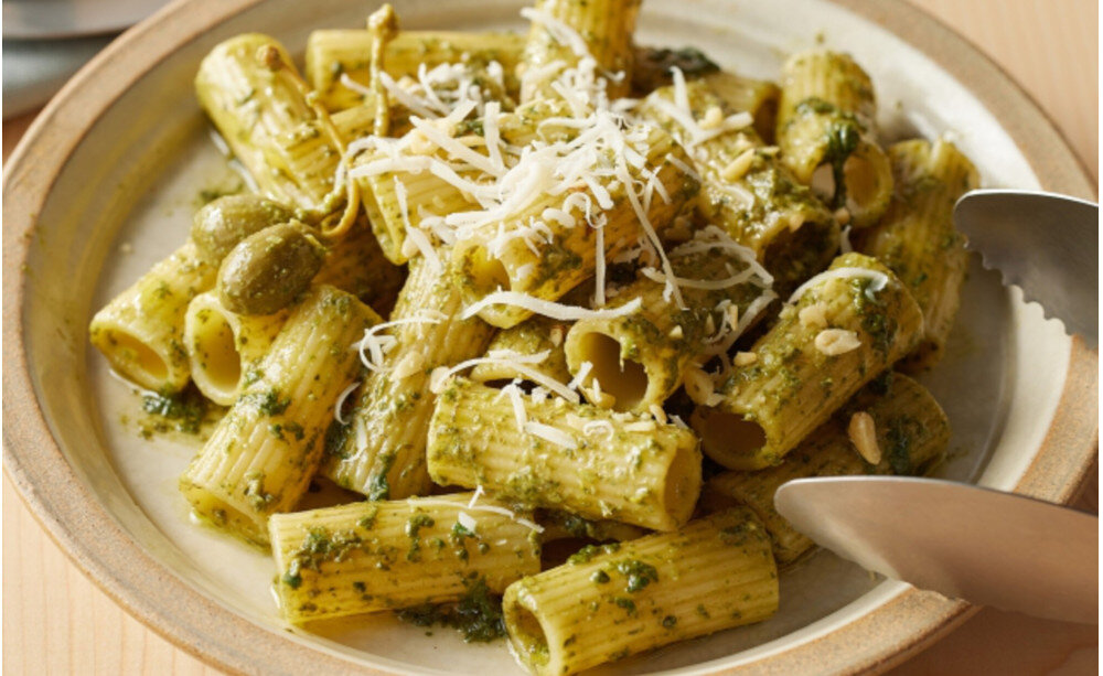 KUCHNIA MIKROFALOWA PANASONIC NN-GM22QBEPG Talerz makaronu rigatoni w sosie pesto, posypany startym serem i pestkami, udekorowany kaparami; apetyczne, zielone danie podane z metalowymi szczypcami na jasnym tle posiłki o każdej porze śniadanie obiad kolacja 5 poziomów mocy 200 W 800 W łatwe rozmrażanie szybkie podgrzewanie przygotowanie dań bez wysiłku
