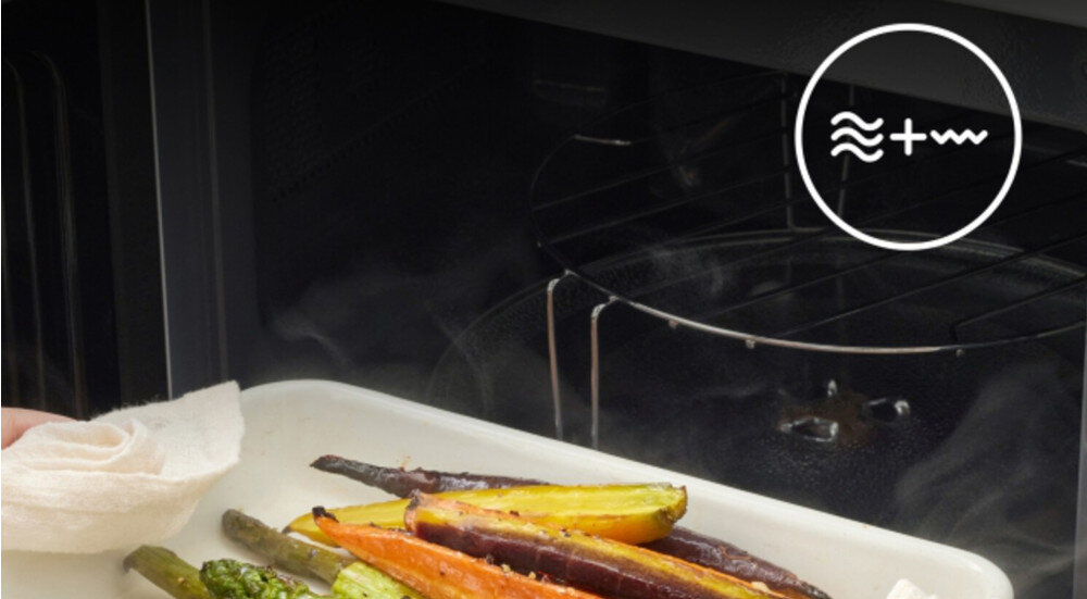 KUCHNIA MIKROFALOWA PANASONIC NN-GM22QBEPG Blacha z warzywami (marchew, szparagi) wsuwana do wnętrza piekarnika z widoczną kratką oraz ikoną trybu kombinacji mikrofal i grilla, podkreślającą funkcję szybkiego podpiekania potraw funkcja gotowania łączonego Combi szybkie przygotowanie potraw moc 230 W grill 710 W chrupkie i zarumienione potrawy oszczędność czasu ograniczenie wysiłku wygodne gotowanie codzienna wygoda