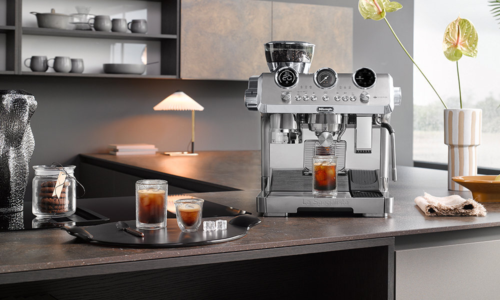 Ekspres DELONGHI La Specialista Maestro EC9885.M (Cold Brew) Kawa jak od profesjonalisty smak aromat głębia w kilka chwil  czarną, mleczną lub na zimno system mleczny i dysza My LatteArt  puszysta pianka napoje doznania smak