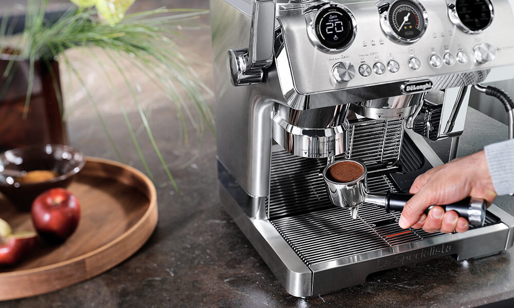 Ekspres DELONGHI La Specialista Maestro EC9885.M (Cold Brew) ubijanie bez wysiłku La Specialista Maestro stacji=a Smart Tamping automatycznie i równomiernie dociska zmielone ziarna wygodne rozwiązanie