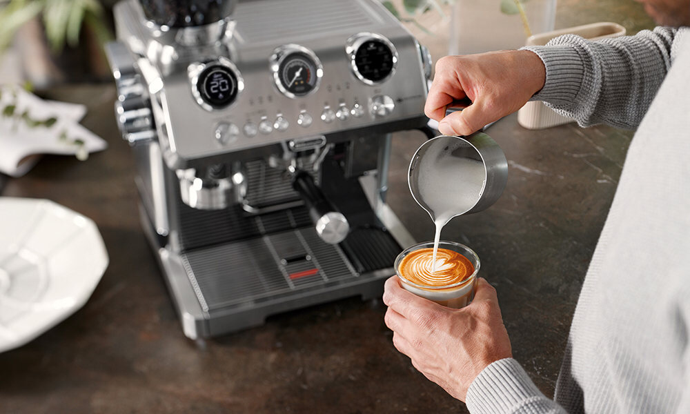 Ekspres DELONGHI La Specialista Maestro EC9885.M (Cold Brew) Pianka jak w kawiarni technologia LatteCrema Hot z ręczną dyszą My LatteArt Automatyczne spienianie mleka ręczna dysza  swoboda