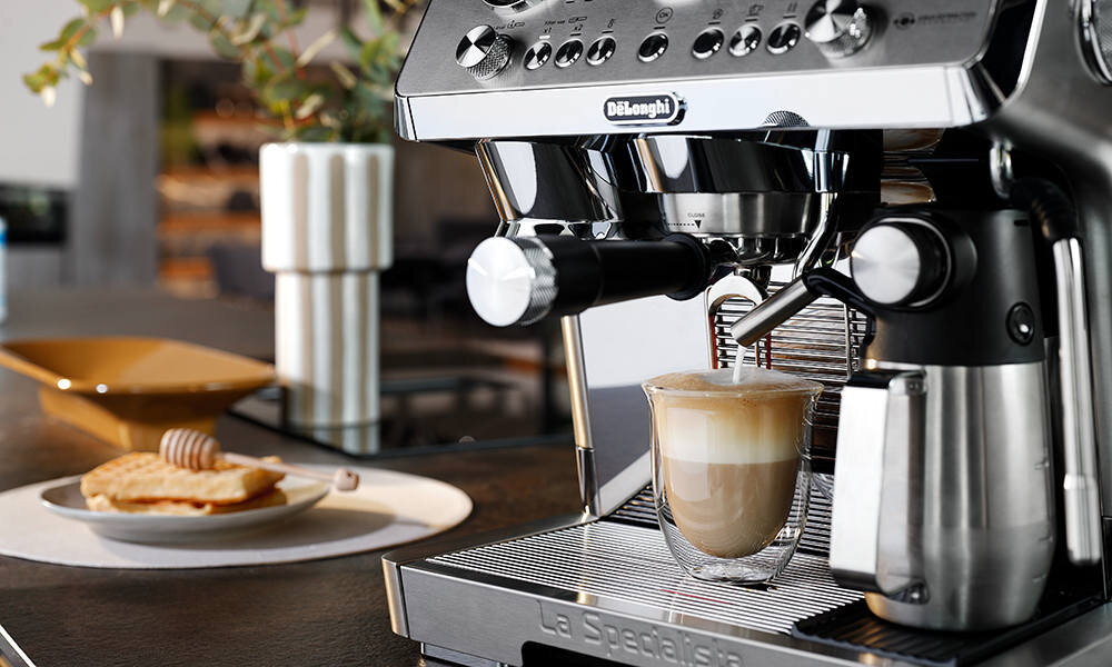 Ekspres DELONGHI La Specialista Maestro EC9885.M (Cold Brew) Automatyczne programy kawowe 15 wstępnie zaprogramowanych przepisów kawa jeden przycisk klasyczne napoje na ciepło, jak i orzeźwiające warianty na zimno