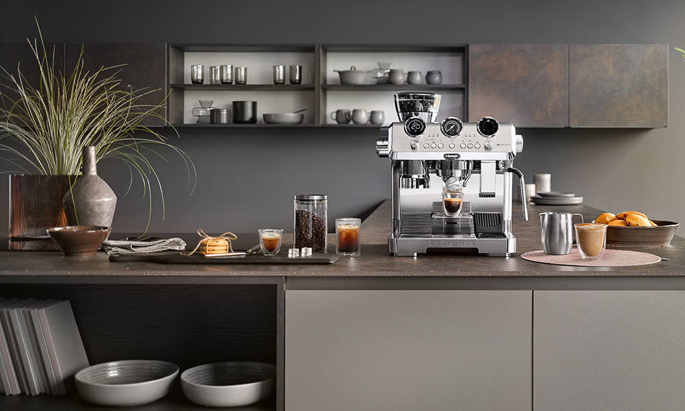 Ekspres DELONGHI La Specialista Maestro EC9885.M (Cold Brew) Łatwa konserwacja dbanie o sprzęt funkcja odkamieniania jeden przycisk skrobak i szczoteczka