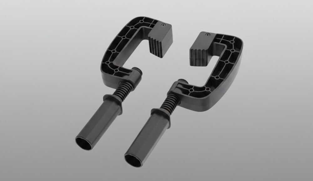 Kierownica FR-TEC Racing Wheel BL7002 PS5/PC prezentacja elementów montażowych na szarym tle system mocowania 6 przyssawek stabilność 2 obejmy montażowe solidne mocowanie sprzętu do krawędzi blatu utrzymanie konstrukcji w miejscu