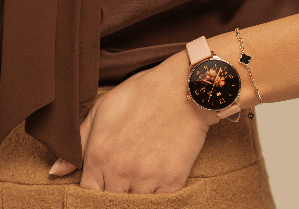 Smartwatch FOREVER Velora SB-306 na ręku modelki z bransoletką   