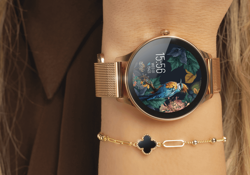 Smartwatch FOREVER Velora SB-306 na ręku modelki  