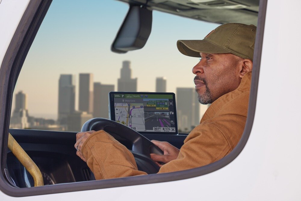 Nawigacja do ciężarówki GARMIN Dezl LGV820 w kabinie   