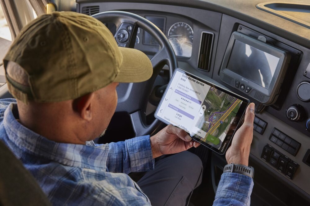 Nawigacja do ciężarówki GARMIN Dezl LGV820 w rękach kierowcy   