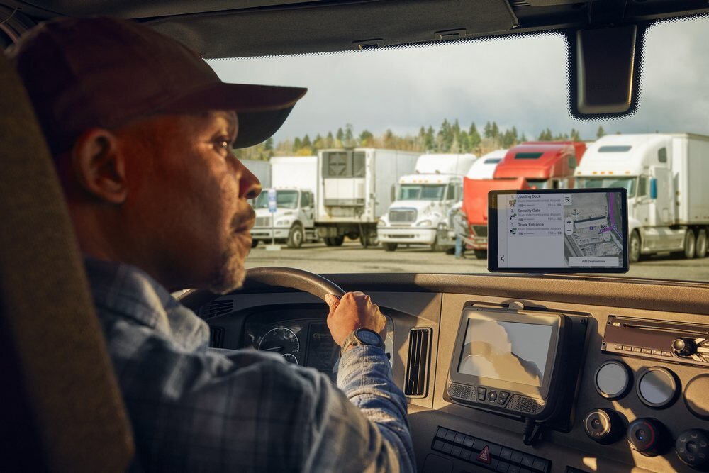 Nawigacja do ciężarówki GARMIN Dezl LGV820 jazda po parkingu   