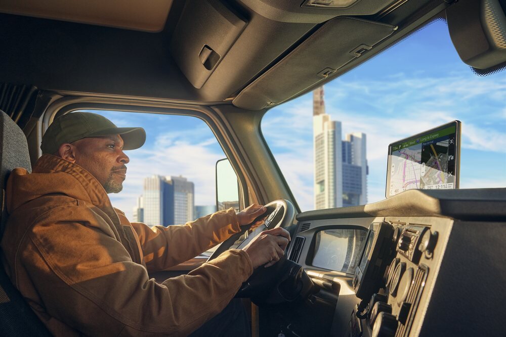 Nawigacja do ciężarówki GARMIN Dezl LGV820 w kabinie podczas jazdy   