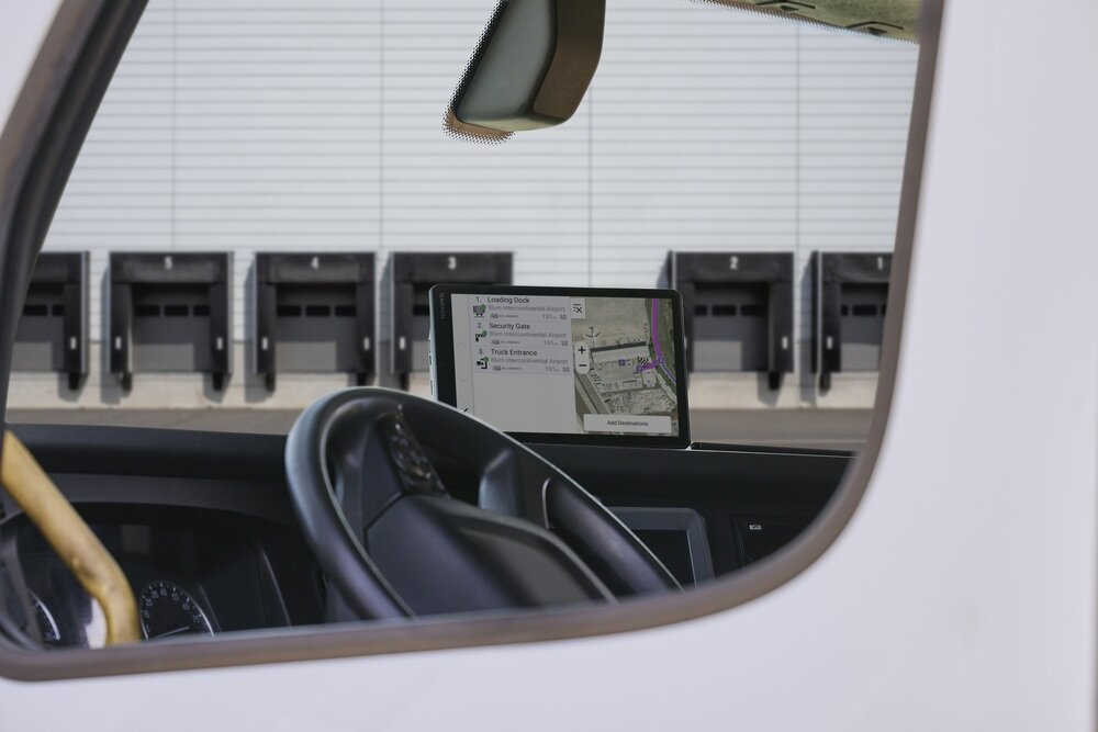 Nawigacja do ciężarówki GARMIN Dezl LGV820 w kabinie   