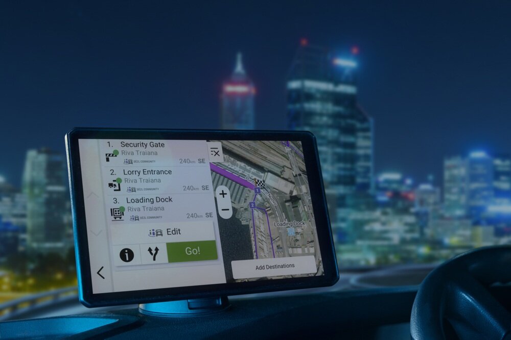 Nawigacja do ciężarówki GARMIN Dezl LGV820 na desce   
