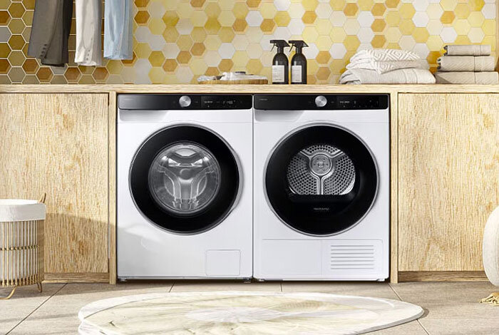 Suszarka AI 9kg DV90DG6845LKU4 Biała suszarka AI z pralką Samsung w nowoczesnej pralni, dostępna w Media Expert.