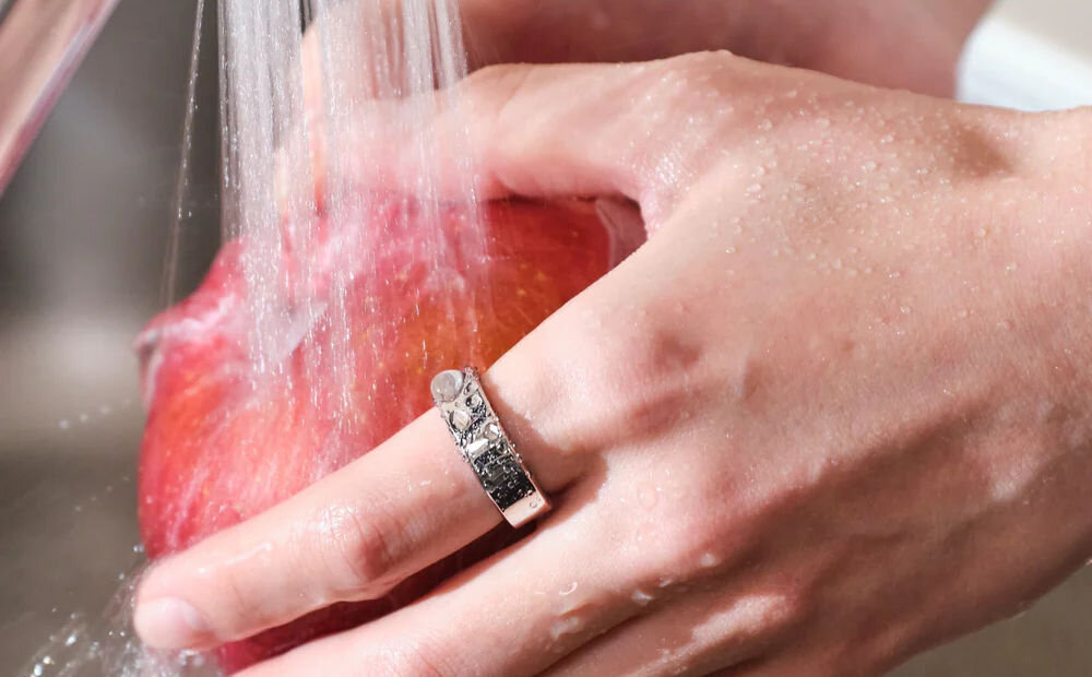 Smartring RINGCONN Gen 2 osoba myjąca jabłko z pierścieniem na palcu wodoodporność IP68 zanurzenie do 100 metrów czas pracy do 12 dni etui do 20 ładowań