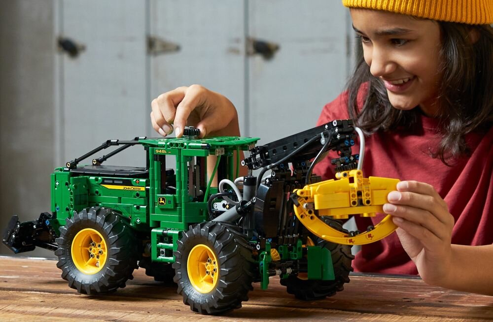LEGO Technic Ciągnik zrywkowy John Deere 948L-II 42157  klocki elementy zabawa łączenie figurki akcesoria figurka zestaw 