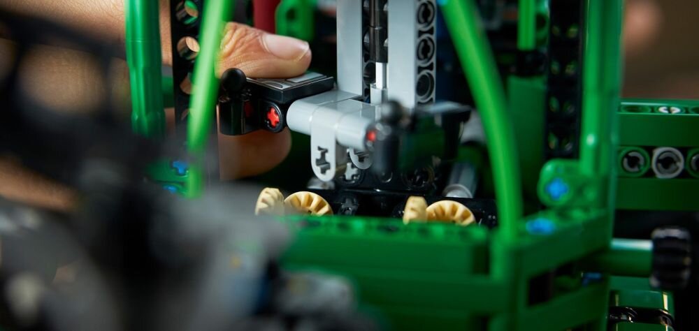 LEGO Technic Ciągnik zrywkowy John Deere 948L-II 42157  klocki elementy zabawa łączenie figurki akcesoria figurka zestaw 