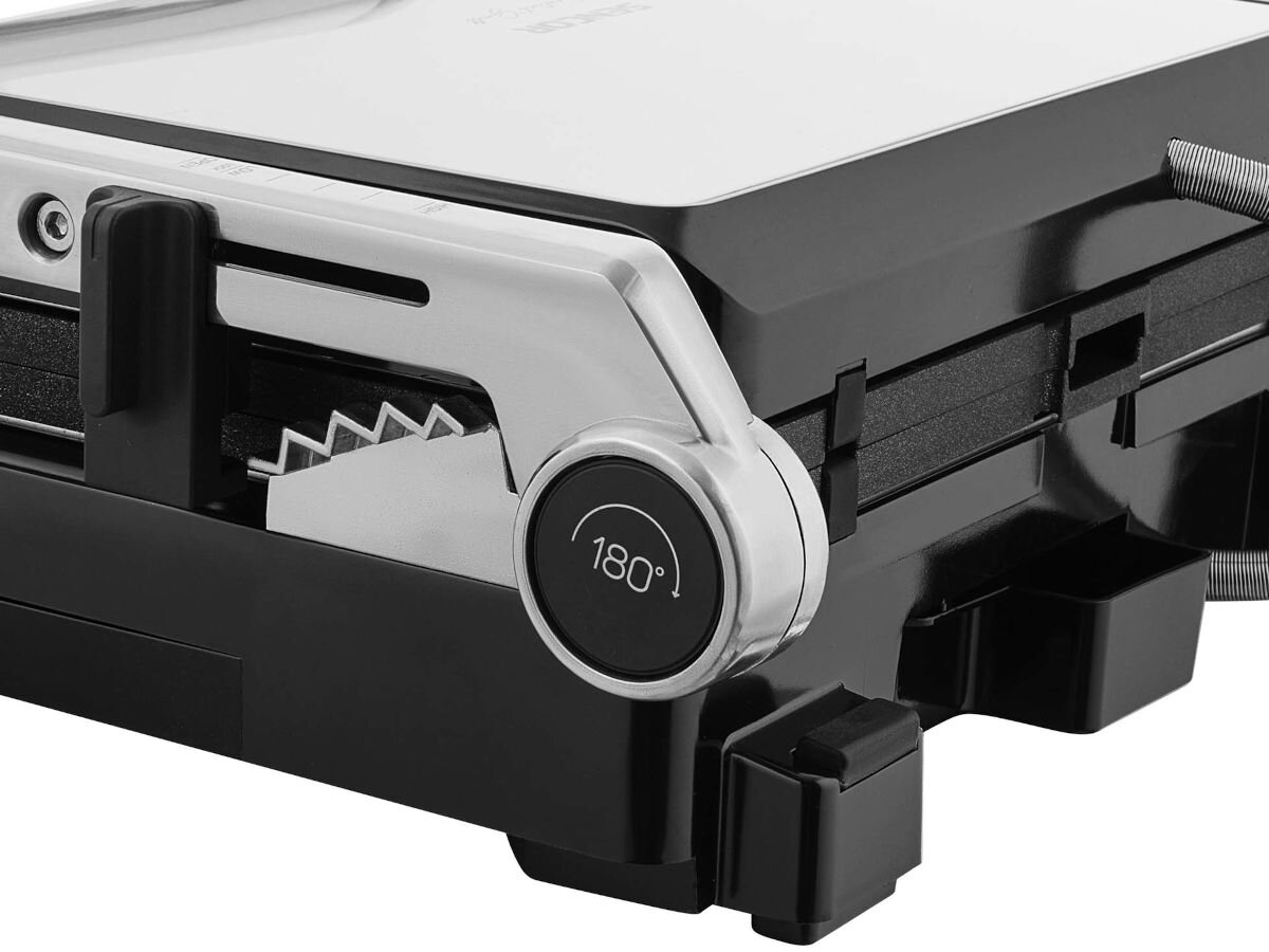 Grill elektryczny SENCOR SBG 4010SS, zasilanie, kabel, waga, wymiary, na białym tle zbliżenie na przycisk regulacja kąta otwarcia górnej pokrywy