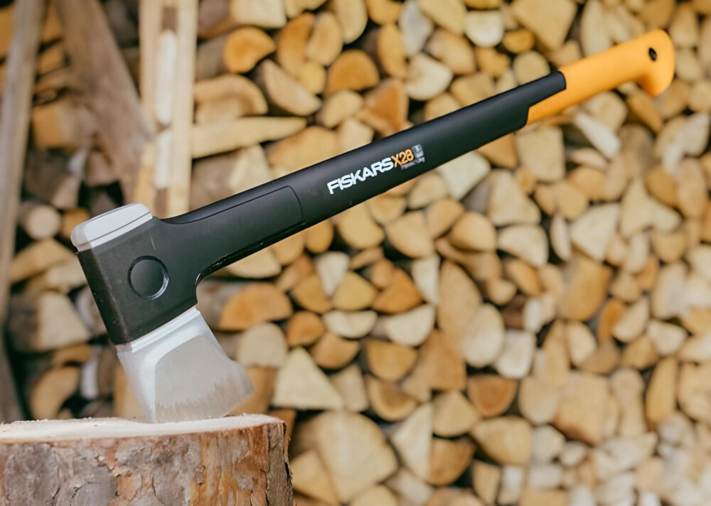 Siekiera FISKARS Rozłupująca X28 ostrze M 1069107 niezbedne akcesorium sprzet do ciezkich zadan trawlosc precyzja